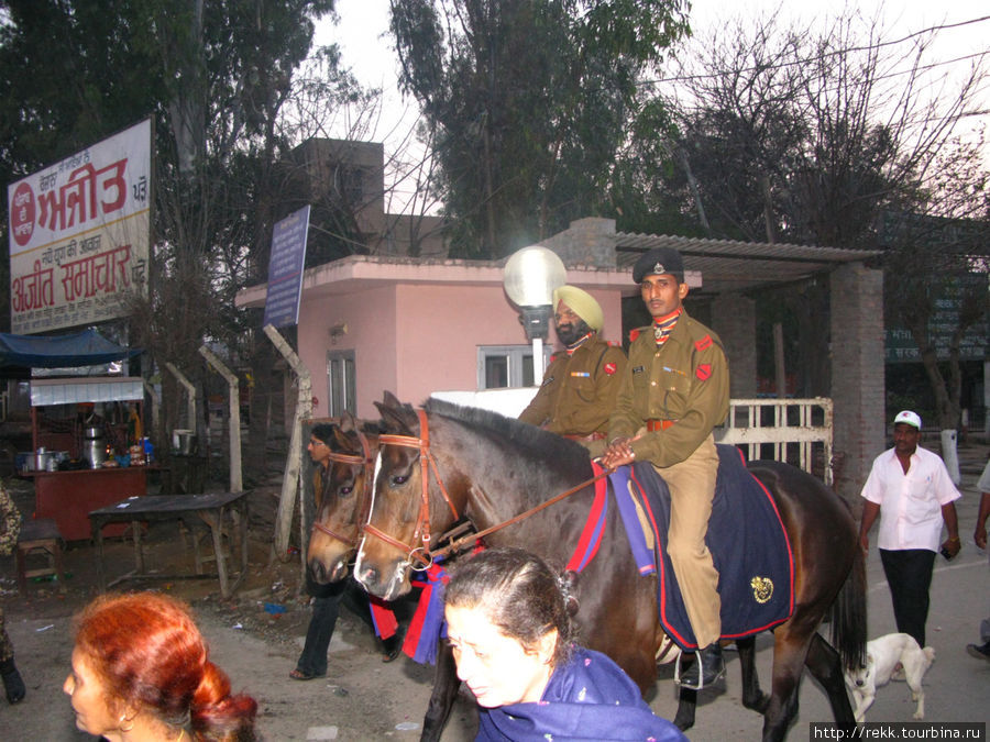 За порядком следят конные военные Амритсар, Индия