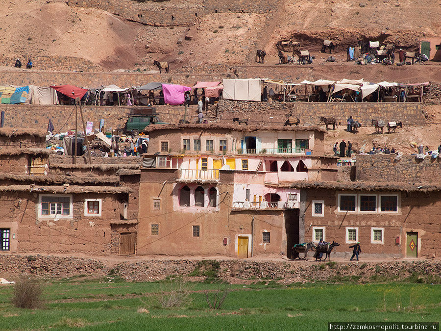 Каждый день в одном из поселков долины устраивают базар. Область Тадла-Азилаль, Марокко