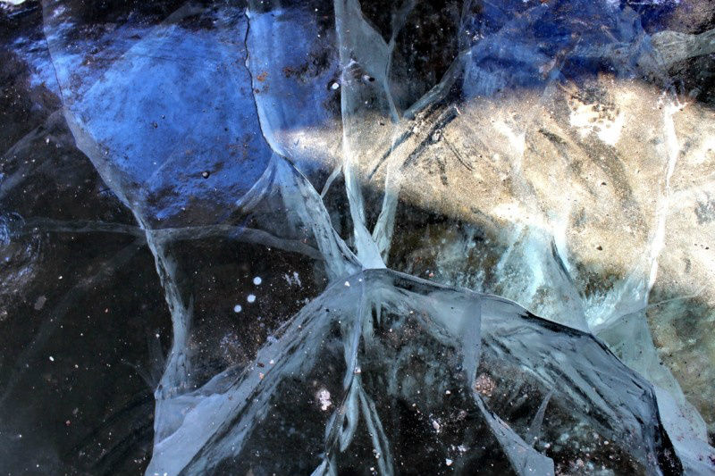 Толстенный лёд с большим количеством трещин. Дегтярск, Россия