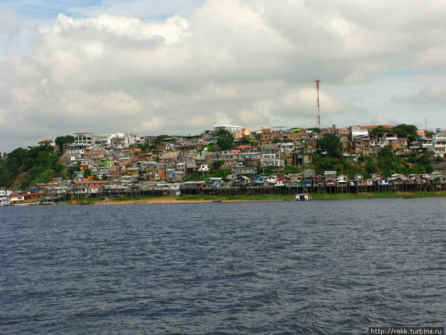 Во многих бразильских городах пригороды составляют трущобы бедноты Манаус, Бразилия