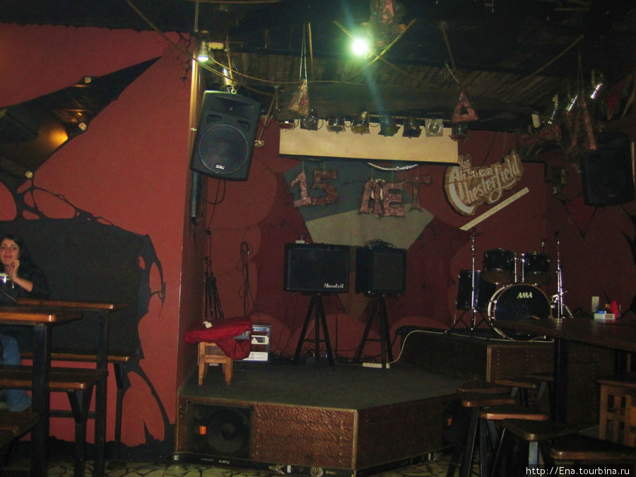 Второй зал рок-бара Треугольник, где проводят концертики Адлер, Россия