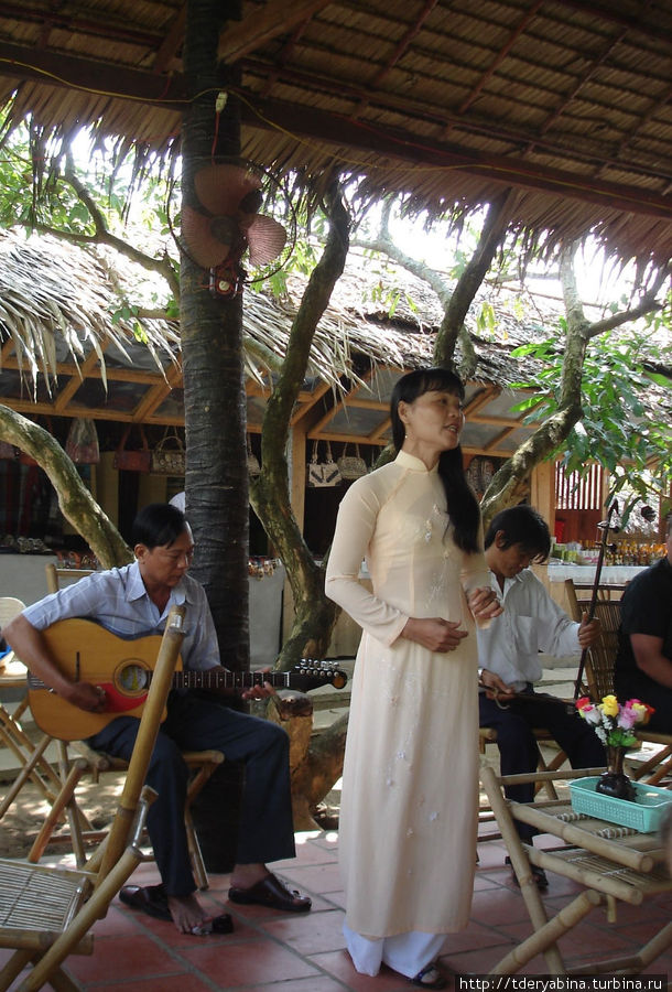 Выступление национального народного коллектива с фольклорными номерами Фантхиет, Вьетнам