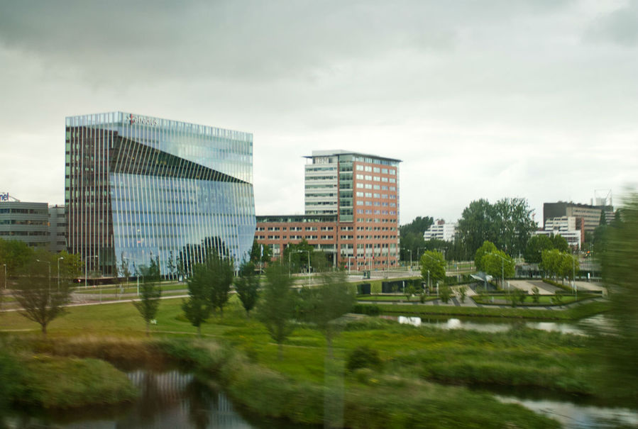 Приезжая на поезде в Амстердам из любой другой страны, за окнами можно наблюдать типичные только для Нидерландов пейзажи — классная современная архитектура и множество ухоженных каналов. Амстердам, Нидерланды