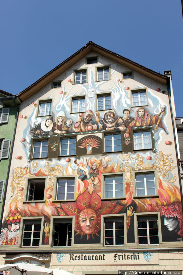 дом семьи Фритши. На доме изображена вся карнавальная семейка. Люцерн, Швейцария