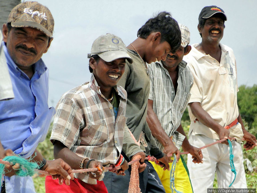 Рыбаки приветливы и улыбчивы. Их даже забавляет, что они стали объектом моего нескрываемого интереса Тринкомали, Шри-Ланка