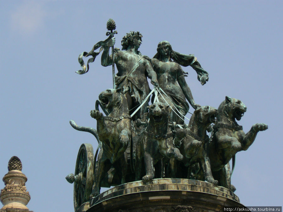 Портал оперного театра украшен бронзовой квадригой с Дионисом и Ариадной. Дрезден, Германия