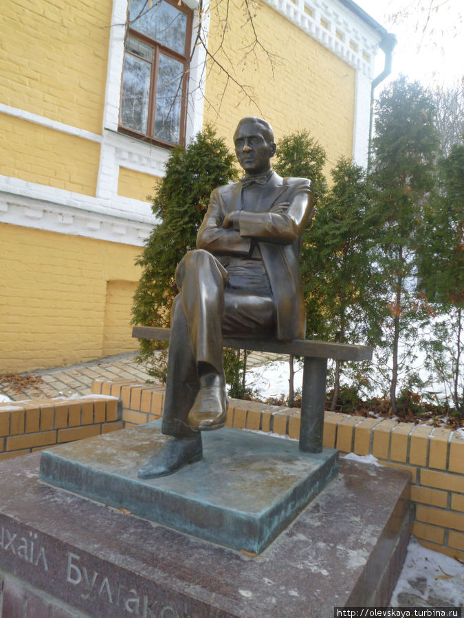 Памятник М.А. Булгакову около его дома Киев, Украина