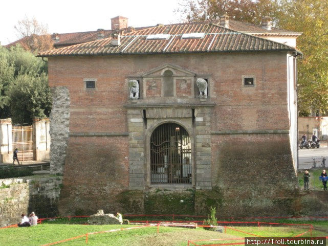 Уцелевшие в исторической круговерти ворота Лукка, Италия