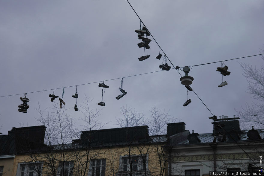 Над детской площадкой, коллекция ботинок на проводах. Хельсинки, Финляндия