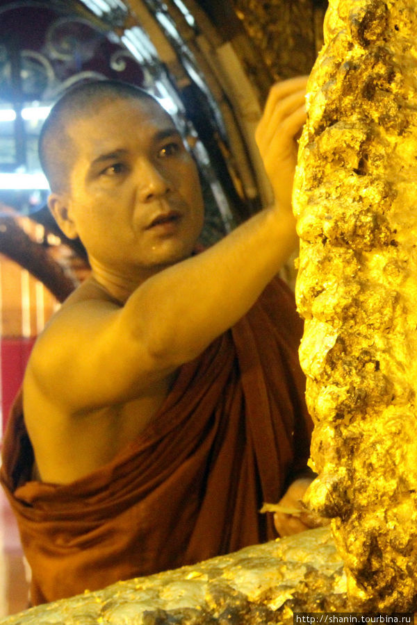 Монахи тоже участвуют в процессе Мандалай, Мьянма