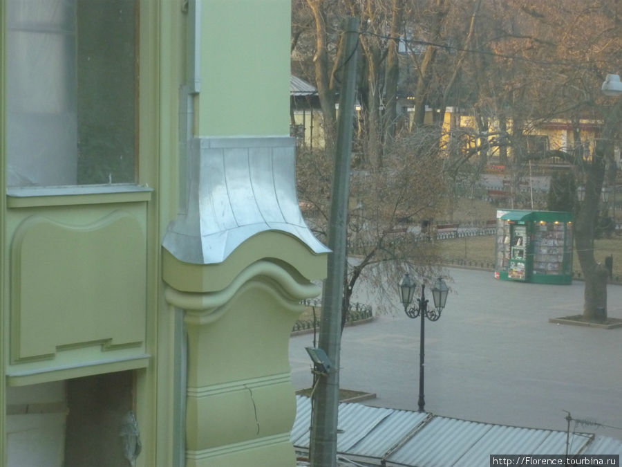 Боковой вид из окна — на Дерибасовскую улицу и уголок Городского сада Одесса, Украина