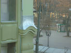 Боковой вид из окна — на Дерибасовскую улицу и уголок Городского сада
