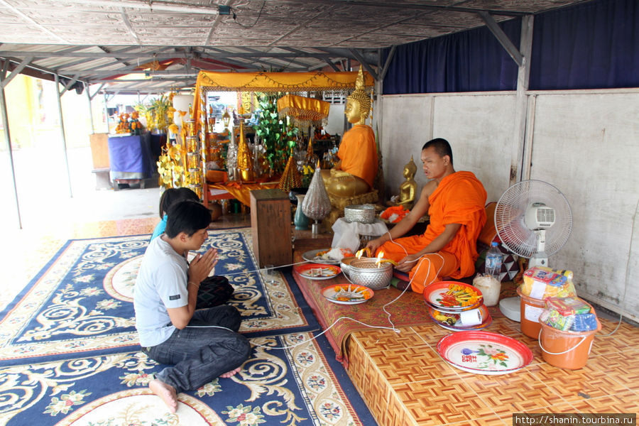 Ват Си Мыанг - самый популярный у паломников Вьентьян, Лаос