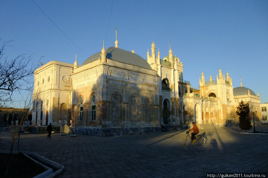 Дворец, построенный для визита Николая 2 в Кагане (Каган — ж.д. станция, на которую приходит бухарский поезд, маршруткой до Бухары минут 20) Бухара, Узбекистан