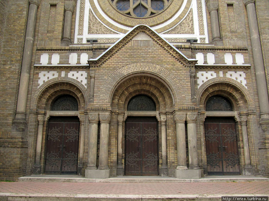 Двери синагоги. На моей памяти местная синагога, наверное, самая красивая из всех, которые я видела. Нови-Сад, Сербия