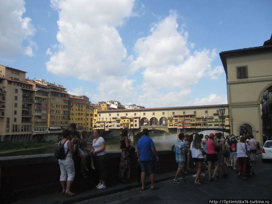 Идём к мосту с группой русских туристов (примкнули) Флоренция, Италия