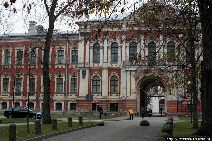 Университет во дворце