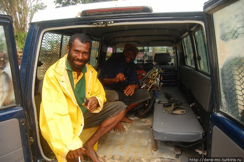 Джеймс, у которого я жил два дня (слева), и его друг провожают меня из Кикори. Они сидят в полицейской машине, на которой я проехал до лагеря Нубэ. Папуа-Новая Гвинея