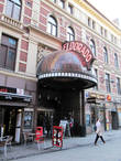 Вся Torggata – сплошные магазины и кафе, на фоне которых эффектно выделяется козырек кинотеатра Эльдорадо, существующего на этом месте под этим названием с 1929 г. и являющегося первым звуковым кинотеатром в Осло
