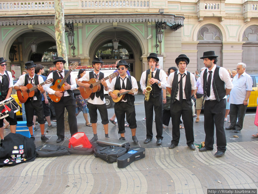 Рамбла. Уличные музыканты. Барселона, Испания