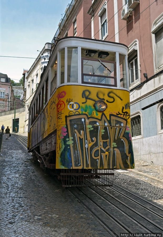 Вездесущие Лиссабонские трамвайчики Португалия