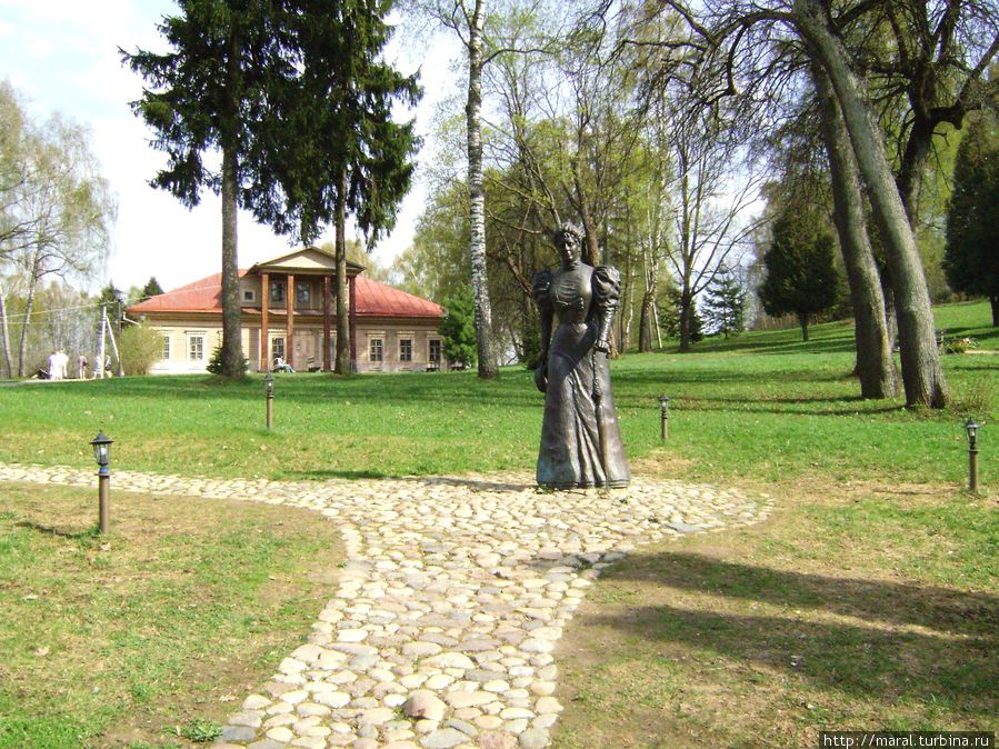 Памятник  Марии Тенишевой возле историко-архитектурного комплекса Теремок был открыт в 2008 году к 150-летию со дня её рождения Флёново, Россия