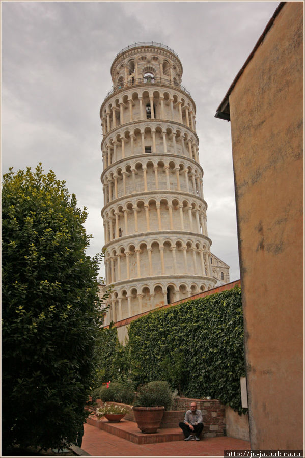 Вид на башню из музейного сада Пиза, Италия