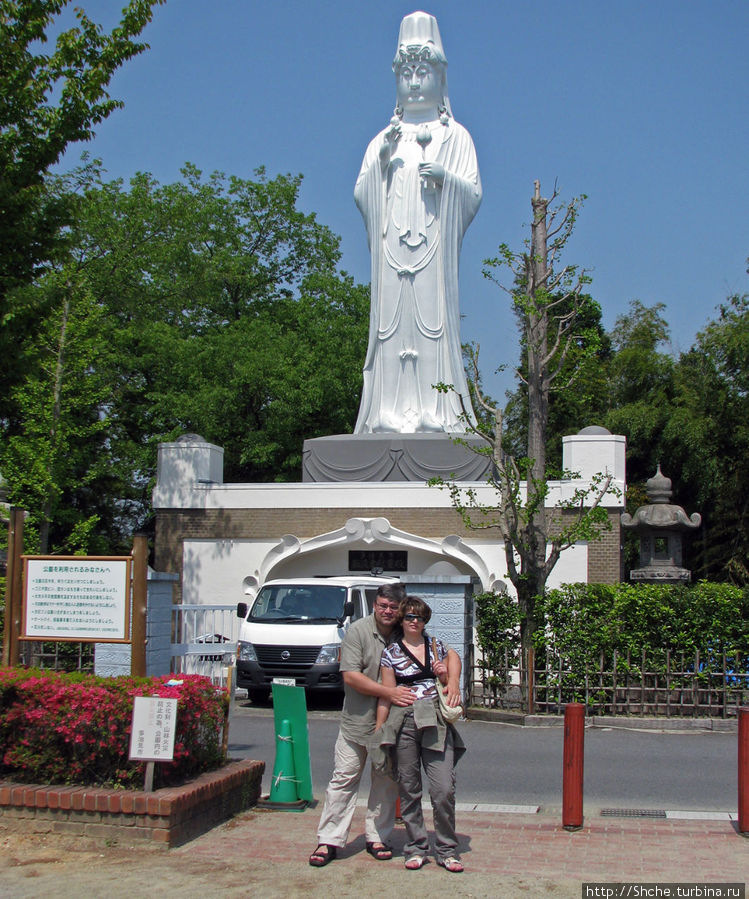 У комплекса два входа. На одном из входов находится Большая белая статуя Будды. Это память о погибших во второй мировой войне. Тадзими, Япония
