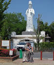 У комплекса два входа. На одном из входов находится Большая белая статуя Будды. Это память о погибших во второй мировой войне.