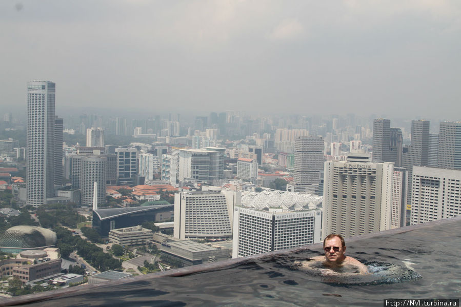 Плавание на уровне верхних этажей небоскребов впечатляет и запоминается на всю жизнь! Сингапур (город-государство)