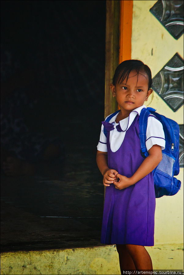 Возвращение из школы Суматра, Индонезия