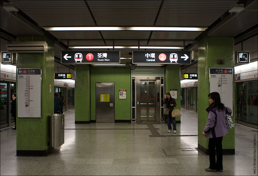 На каждой станции обозначено направление (крайние станции) и висят карты веток в обе стороны Гонконг