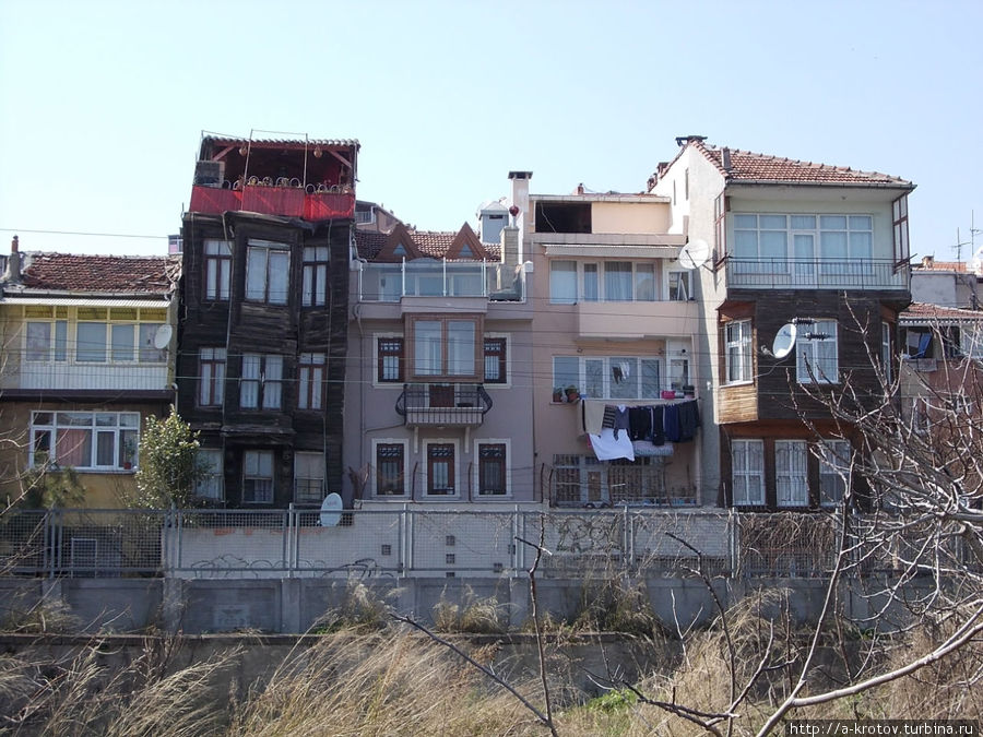 Дома разной степени сохранности Стамбул, Турция