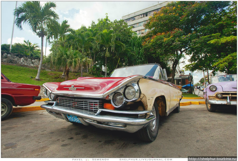 Конечно, одна из основных составляющих поездки на Кубу — это просмотр ретро автомобилей. Их тут безумное множество, в основном это американцы от 20-х до 70-х годов. Преимущественно это chevrolet, dodge, hemi cuda и другие марки, которых я ,к сожалению, не знаю. Самое смешное, что самой крутой машиной на Кубе является наша семерка жигули ! Ее выдают только заслуженным политикам и олимпийским чемпионам. Все потому, что чинить ее просто, а для того же мерседеса запчастей не найти. Стоимость старой американки примерно 8-16т.$, а семерки около 18 ! Во время нашего путешествия приняли закон разрешающий куплю/продажу авто, но только за валюту и только,если твой автомобиль старше 50-ого года выпуска, до этого купить или продать машину не имел права никто. Рассуждения следующие: кто у тебя купит машину, если все нищие и голодранцы ? Только тот кто заработал деньги нечестным путем, поэтому машину можно только заслужить. Гавана, Куба