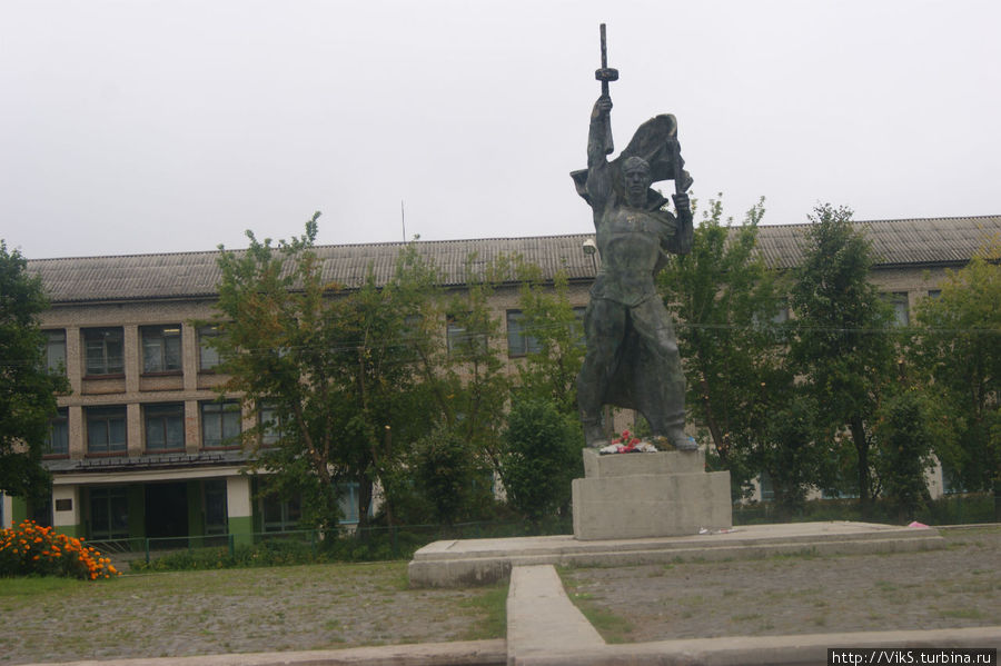 Главная площадь города. Памятник воинам- освободителям Порхов, Россия