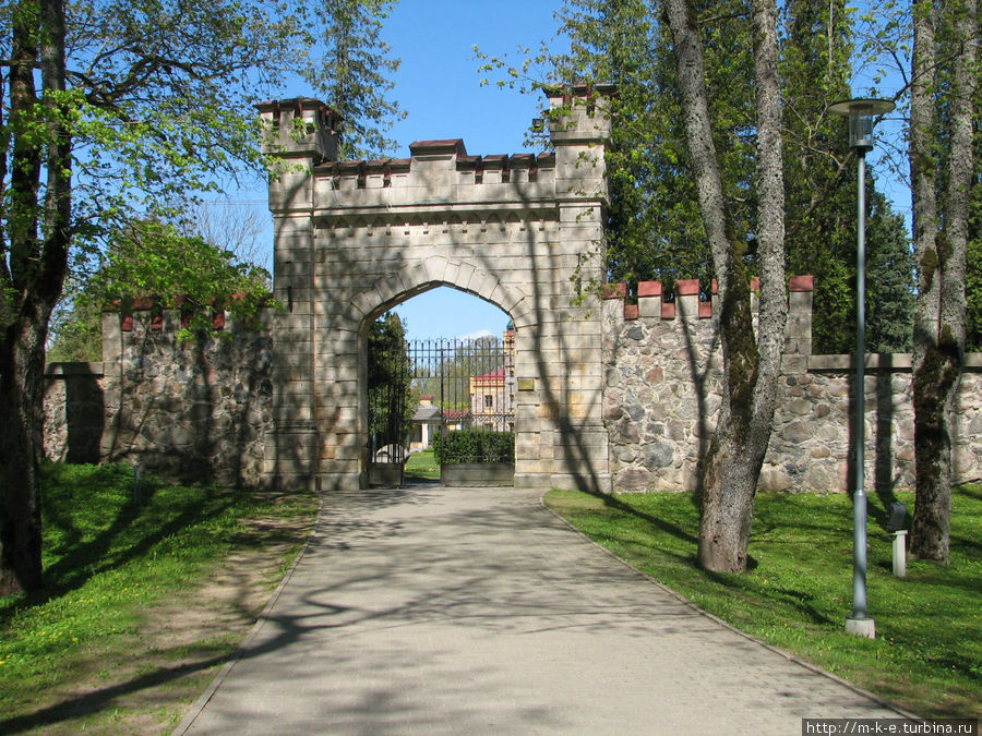 Ворота нового Сигулдского замка Сигулда, Латвия
