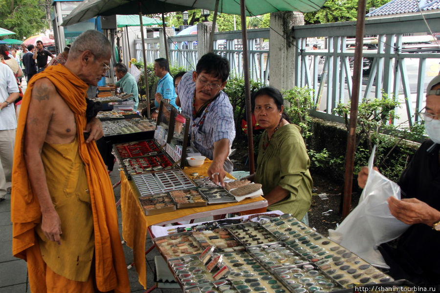 Коллекционеры у стен Королевского дворца Бангкок, Таиланд