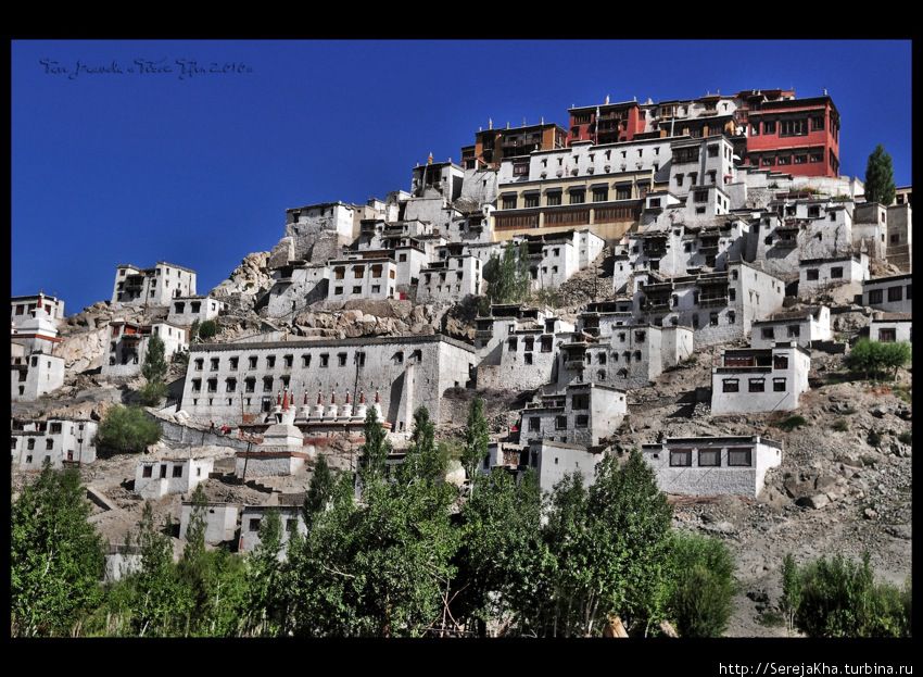 Монастыри в Ладакхе как правило запрятаны в ущельях, Либо на вершинах холмов. Вид из окон обширен и очен живописен Штат Джамму-и-Кашмир, Индия