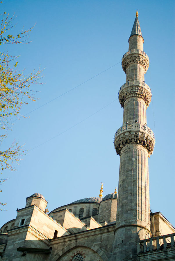 Название «Голубая мечеть» мечеть получила благодаря огромному количеству (более 20 тыс.) белых и голубых изникских керамических изразцов ручной работы, которые использовались в декорациях интерьера. Керамика доставлялась из изникских фабрик, которые славились своим качеством. Стамбул, Турция