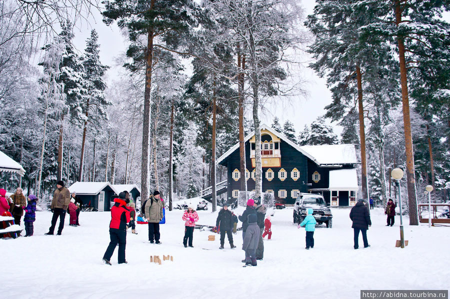 Одна из забав — в доме жарятся сардельки и тесто, во дворе — активные игры Нурмес, Финляндия
