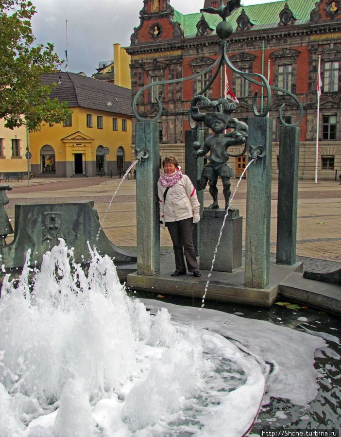 Люда, как эталон размера фонтана Мальмё, Швеция