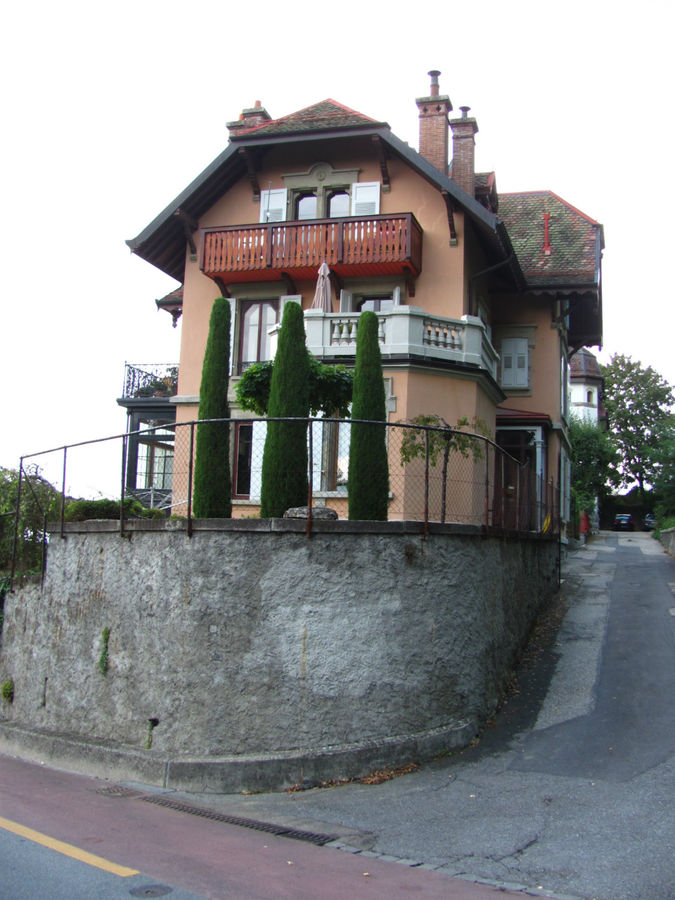 По серпантину вниз нас провожали такие симпатичные домики Лозанна, Швейцария