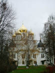 Вид на Успенский собор от ворот кремля.