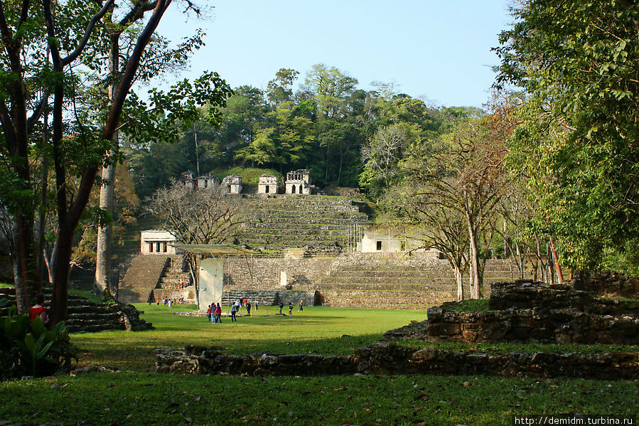 Акрополь. Здание справа — храм с фресками. Бонампак, Мексика