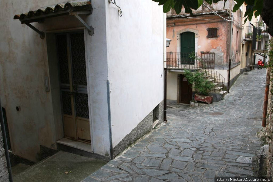 Кастельмоло. Главная дорога и повороты в переулки. Сицилия, Италия
