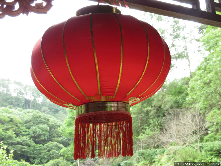 Среди утесов спрятался храм Уишань, Китай
