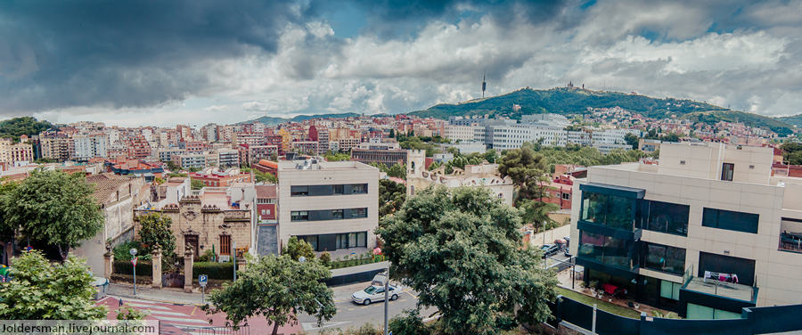 Панорамный вид из окна отеля. Вдали виднеется та самая Тибидабо. Барселона, Испания