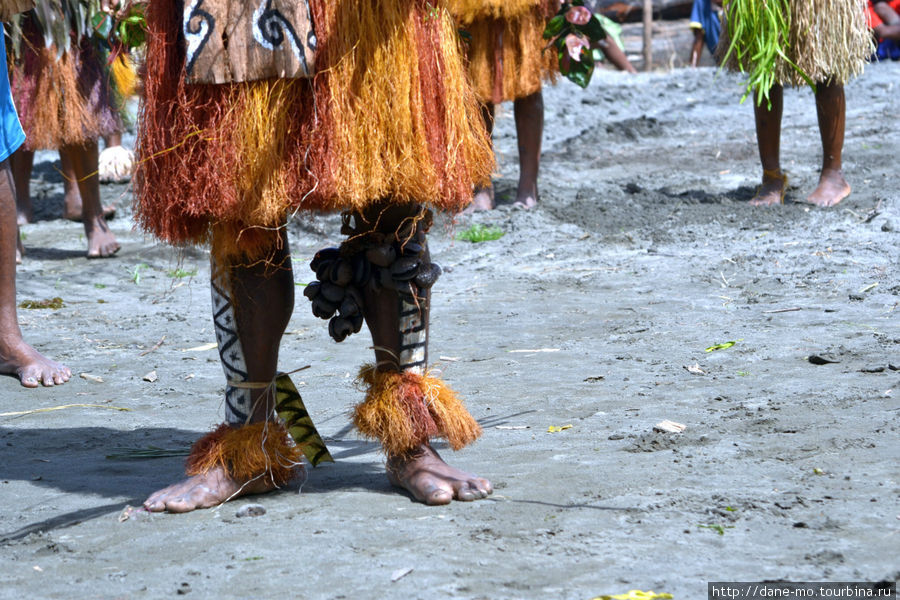 Ноги человека, играющего танец маски Провинция Галф, Папуа-Новая Гвинея
