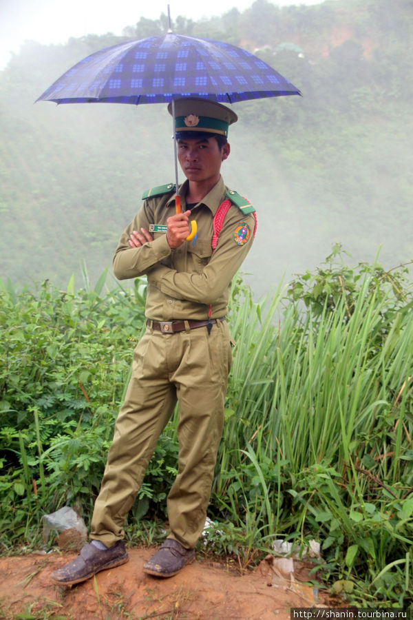 Лаосский военный ждет открытия дороге наравне со всеми Лаос