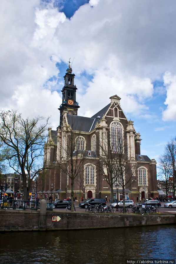 Музей находится за этим собором. Амстердам, Нидерланды